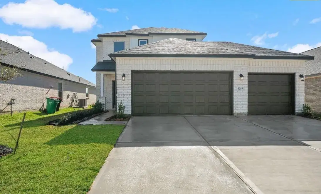 Front exterior of a new home in Rollingbrook Estates, Baytown, TX, highlighting curb appeal (Image 1). Front exterior of a new home in Rollingbrook Estates, Baytown, TX, highlighting curb appeal (Image 1).