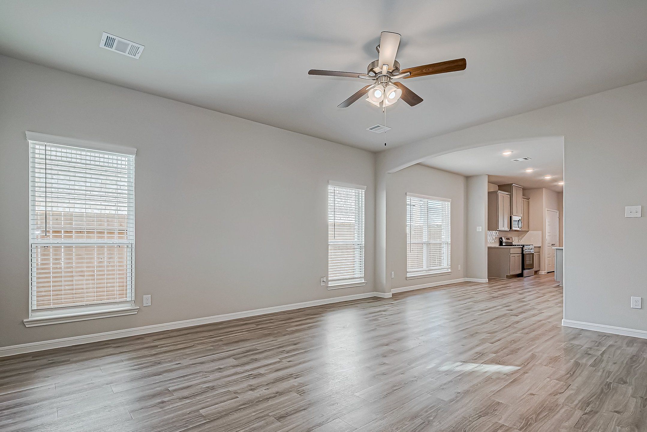 Spacious, unfurnished interior of a new home in Woodland Lakes, Huffman (Image 1).