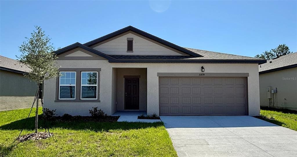 Front exterior of a new home in Oakfield Lakes, Parrish, FL, highlighting curb appeal (Image 1). Front exterior of a new home in Oakfield Lakes, Parrish, FL, highlighting curb appeal (Image 1).