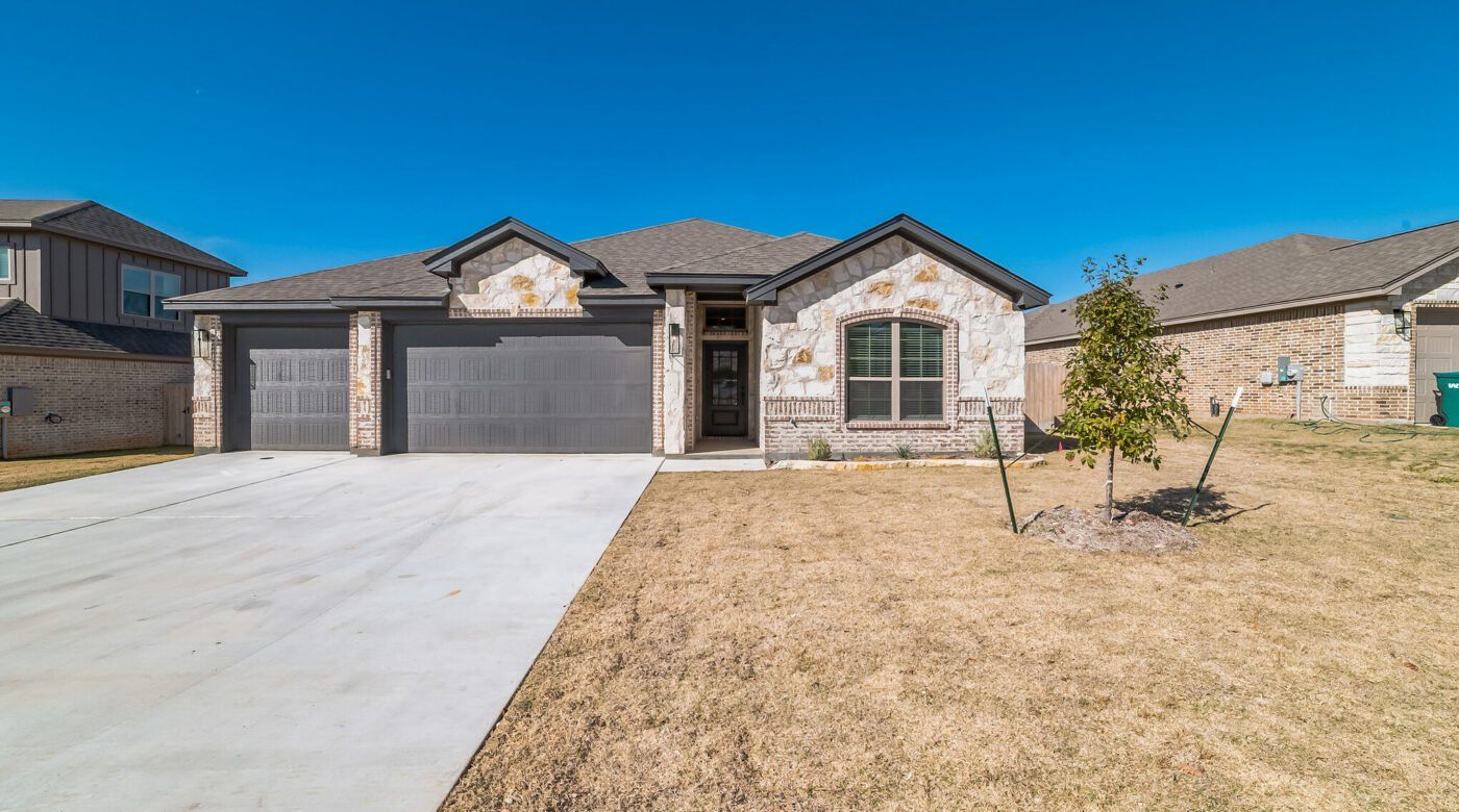 Representative exterior photo of a completed home built from the Hondo 3 Car by Carothers Executive Homes in Eagle Heights, Salado, TX (Image 1).