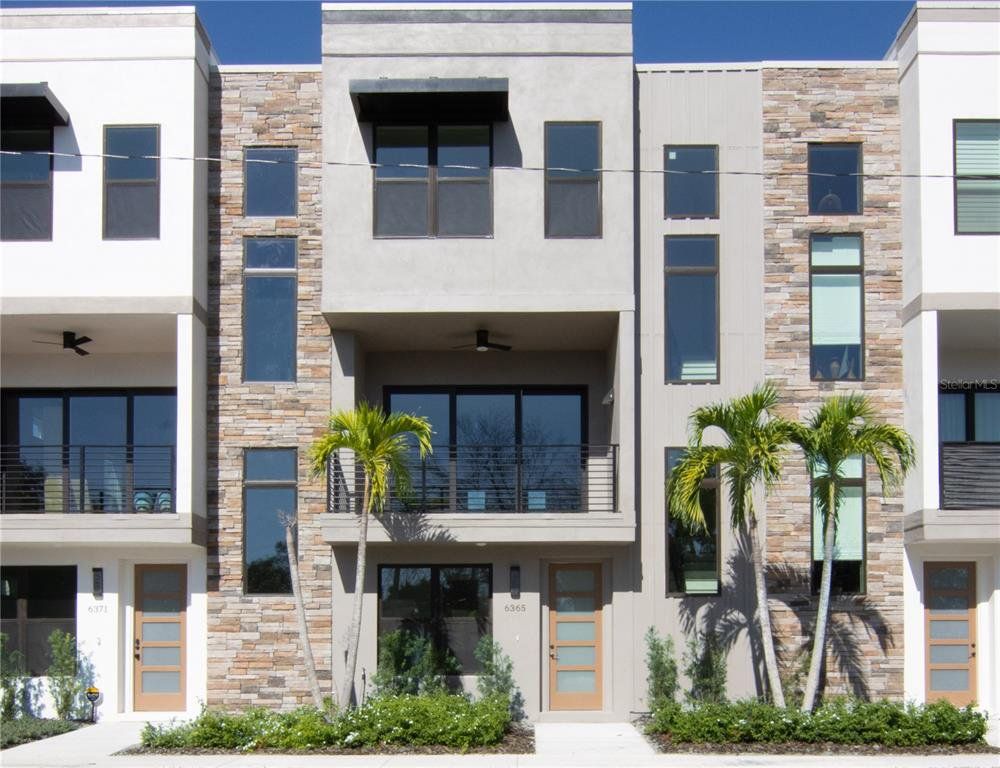 Condo located in St. Petersburg, FL showcasing its design and architecture (Image 1). Condo located in St. Petersburg, FL showcasing its design and architecture (Image 1).