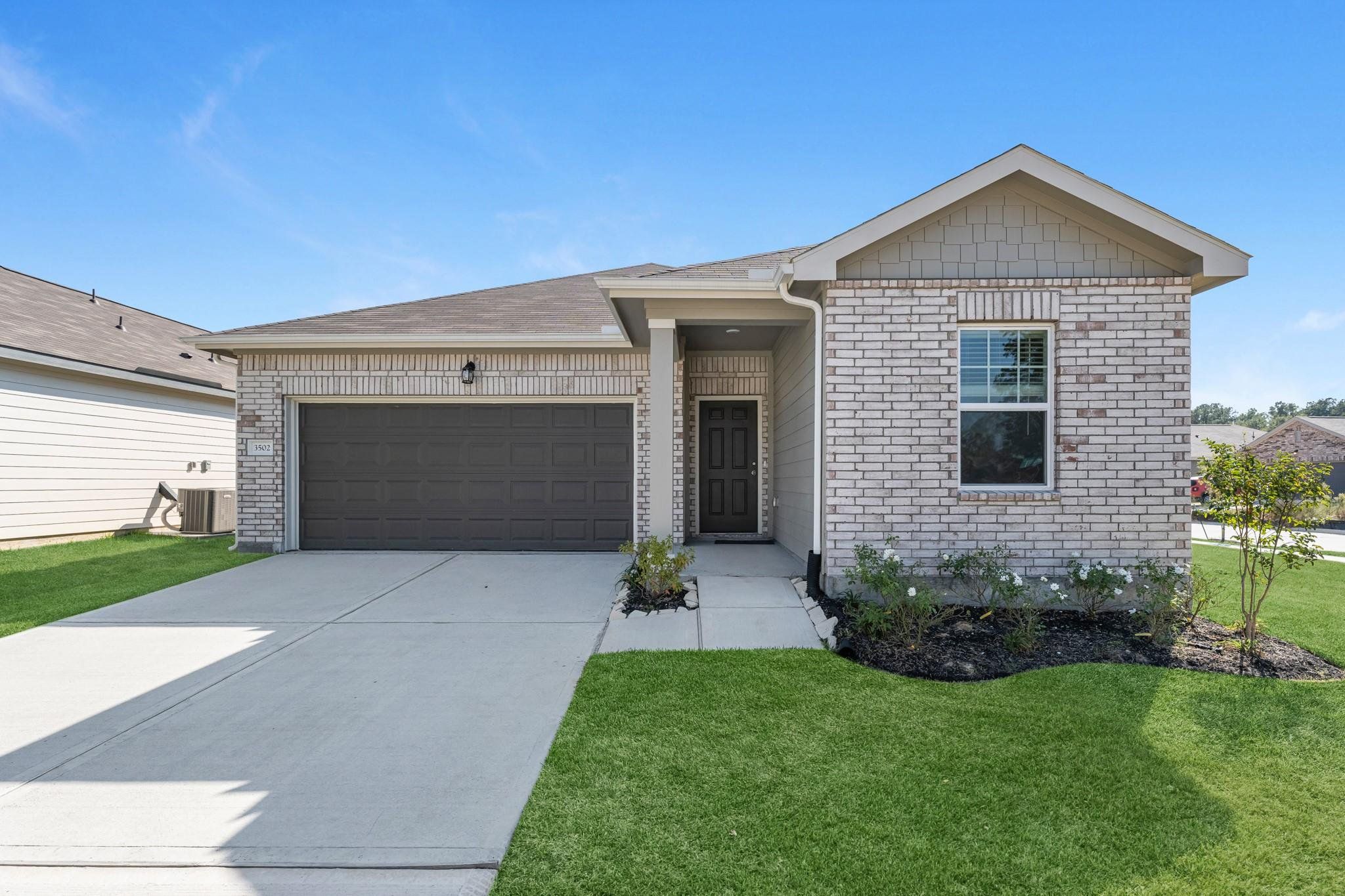 Exterior details and patio area of a home in Ranch at Duck Creek, Fort Worth (Image 1).