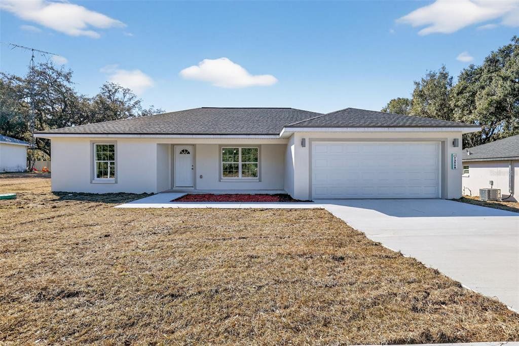 Exterior details and patio area of a home in , Dunnellon (Image 1). Exterior details and patio area of a home in , Dunnellon (Image 1).