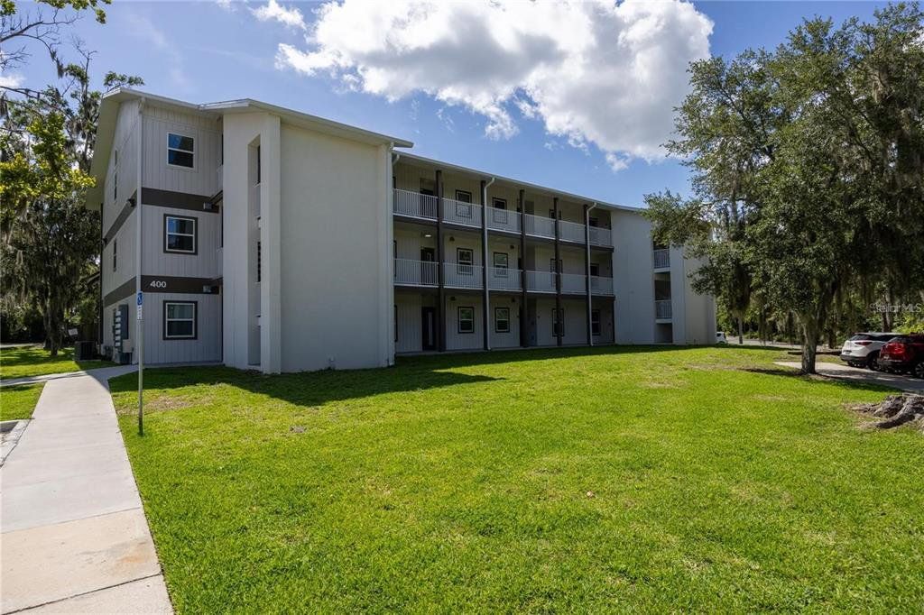 Condo located in Gainesville, FL showcasing its design and architecture (Image 1). Condo located in Gainesville, FL showcasing its design and architecture (Image 1).