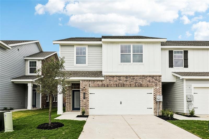 Exterior details and patio area of a home in Broadmoor Village, Cedar Hill (Image 1). Exterior details and patio area of a home in Broadmoor Village, Cedar Hill (Image 1).