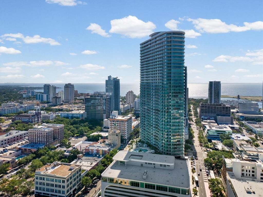 Condo located in St. Petersburg, FL showcasing its design and architecture (Image 1). Condo located in St. Petersburg, FL showcasing its design and architecture (Image 1).