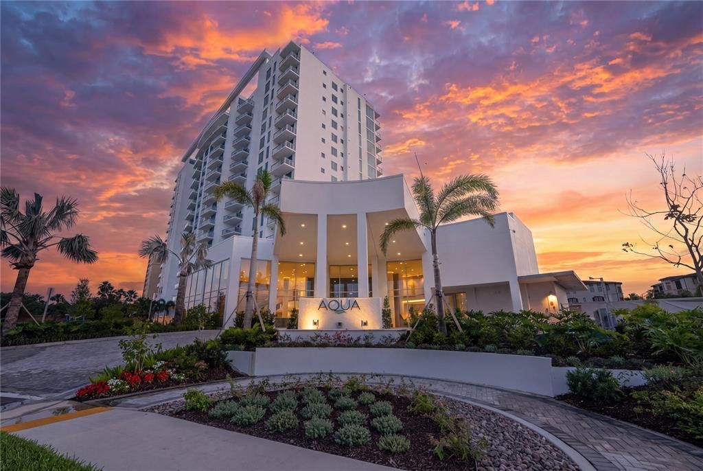 Condo located in Tampa, FL showcasing its design and architecture (Image 1). Condo located in Tampa, FL showcasing its design and architecture (Image 1).