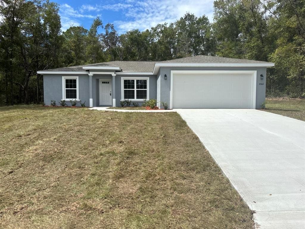Exterior details and patio area of a home in , Citrus Springs (Image 1).