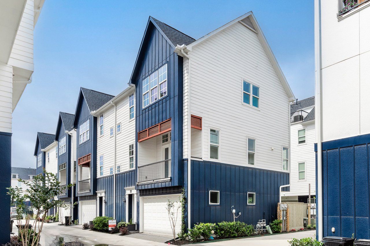 Front exterior of a new home in Upper East River, Houston, TX, highlighting curb appeal (Image 1).