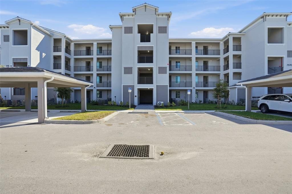 Condo located in Venice, FL showcasing its design and architecture (Image 1). Condo located in Venice, FL showcasing its design and architecture (Image 1).