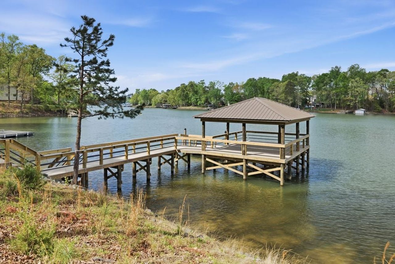 Community amenity available to residents of The Coves on Lake Wylie in Charlotte (Image 2). Community amenity available to residents of The Coves on Lake Wylie in Charlotte (Image 2).