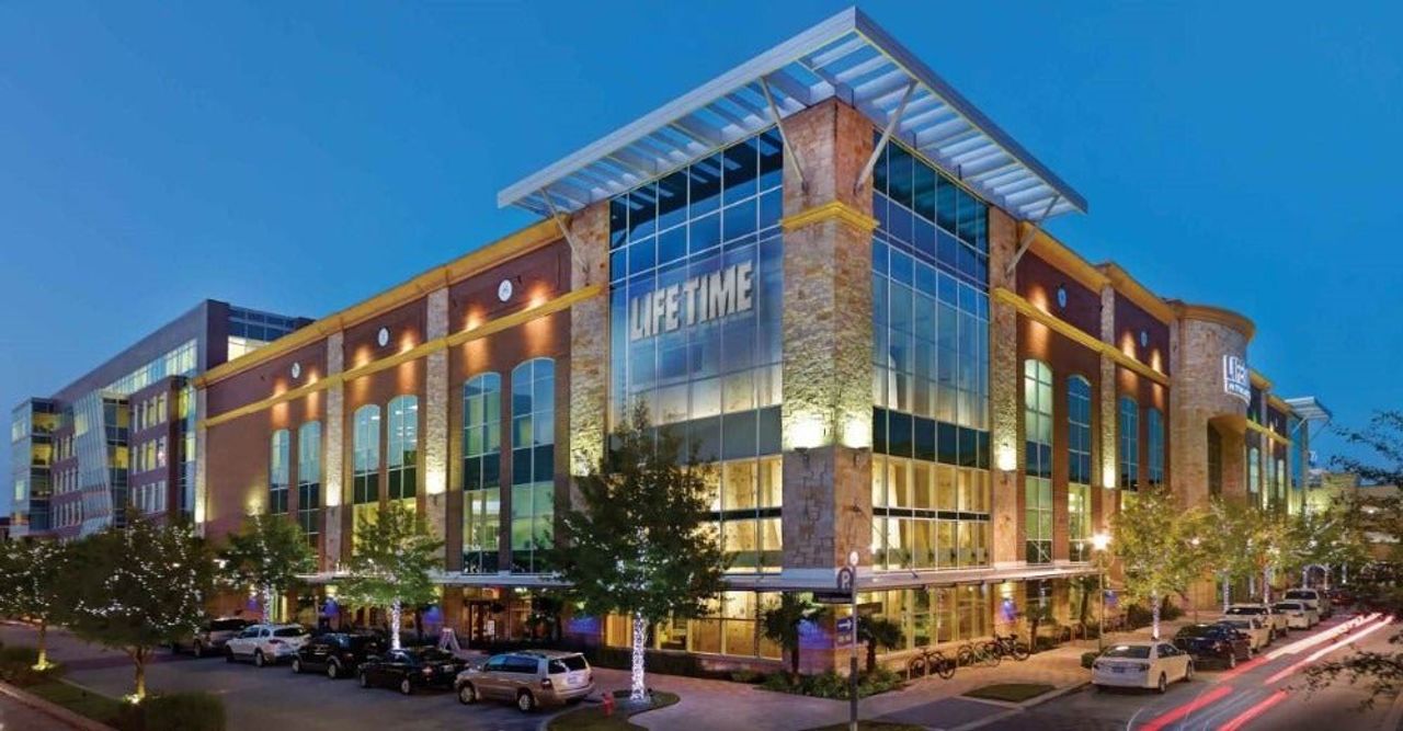 Condo located in Memorial Houston, Houston, highlighting architectural design (Image 2).