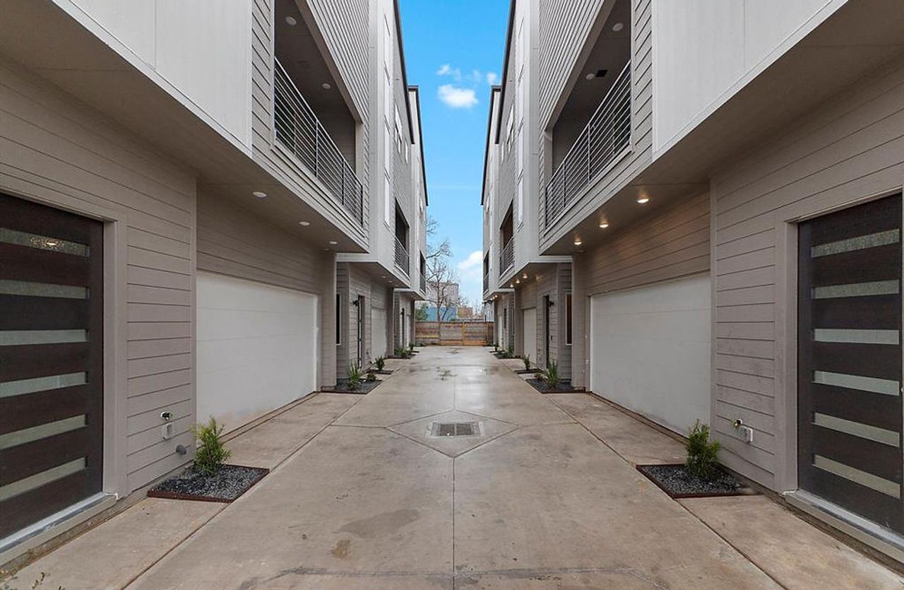 Image 2 of the Capitol Street Terraces community in Houston, TX.
