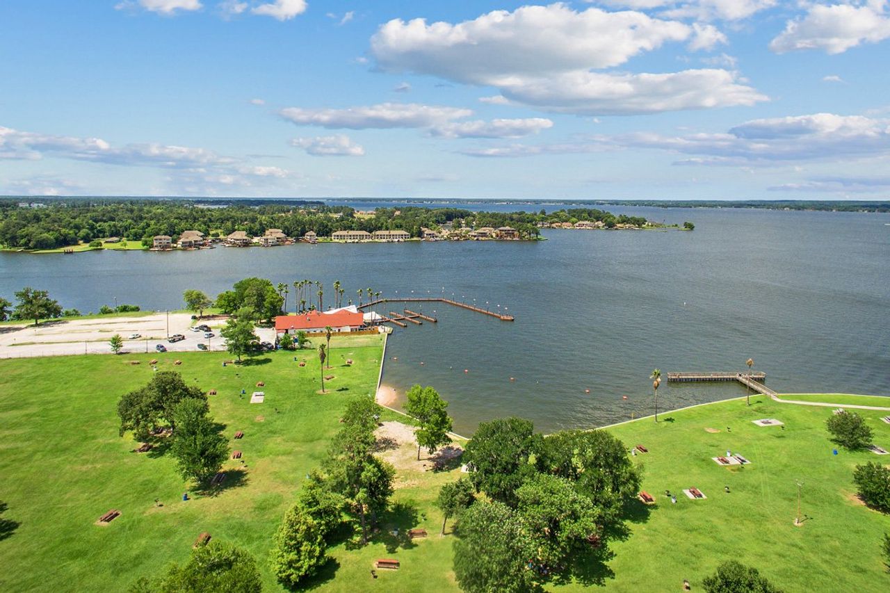 Short drive to Lake Conroe