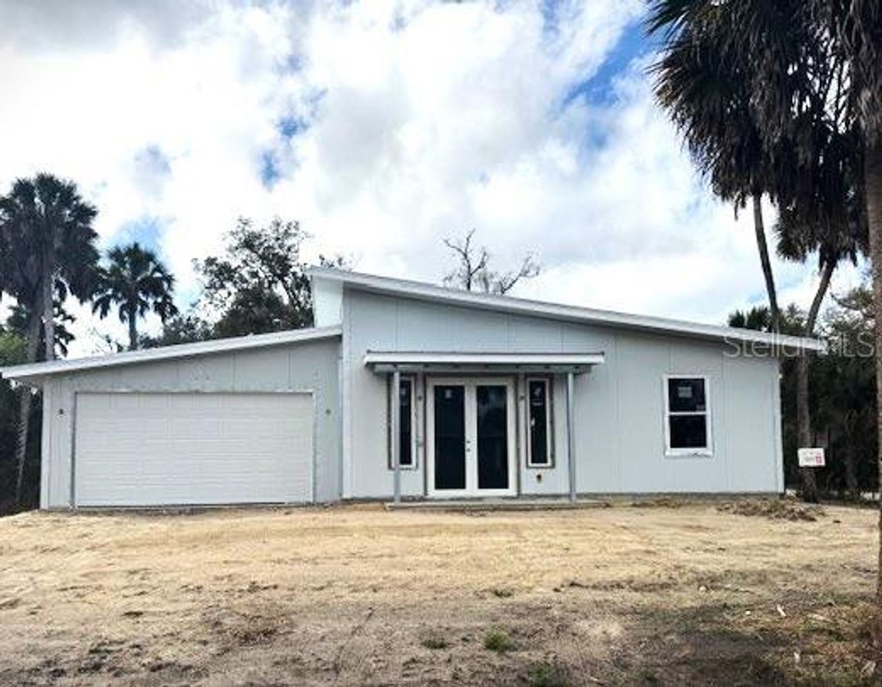 Exterior details and patio area of a home in , Port Charlotte (Image 2).