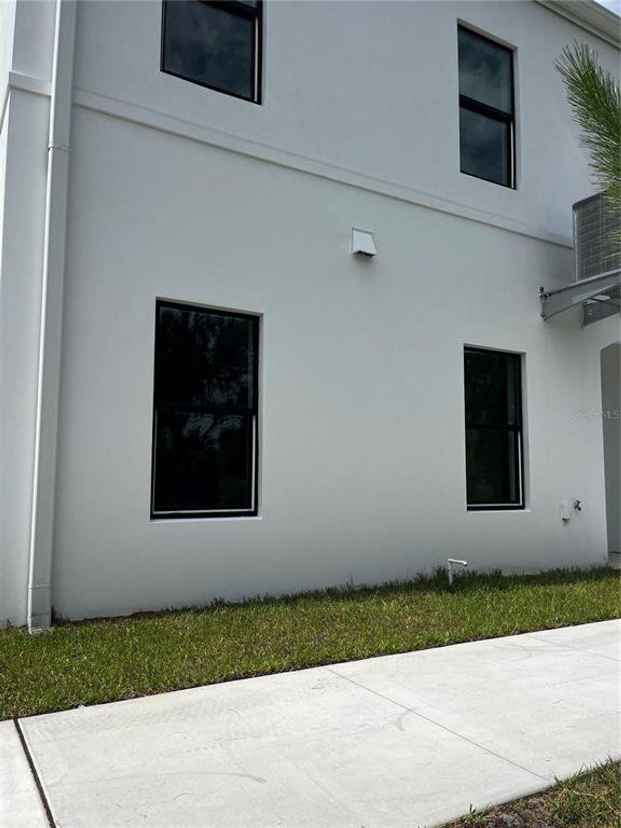 Exterior details and patio area of a home in , Tampa (Image 2).