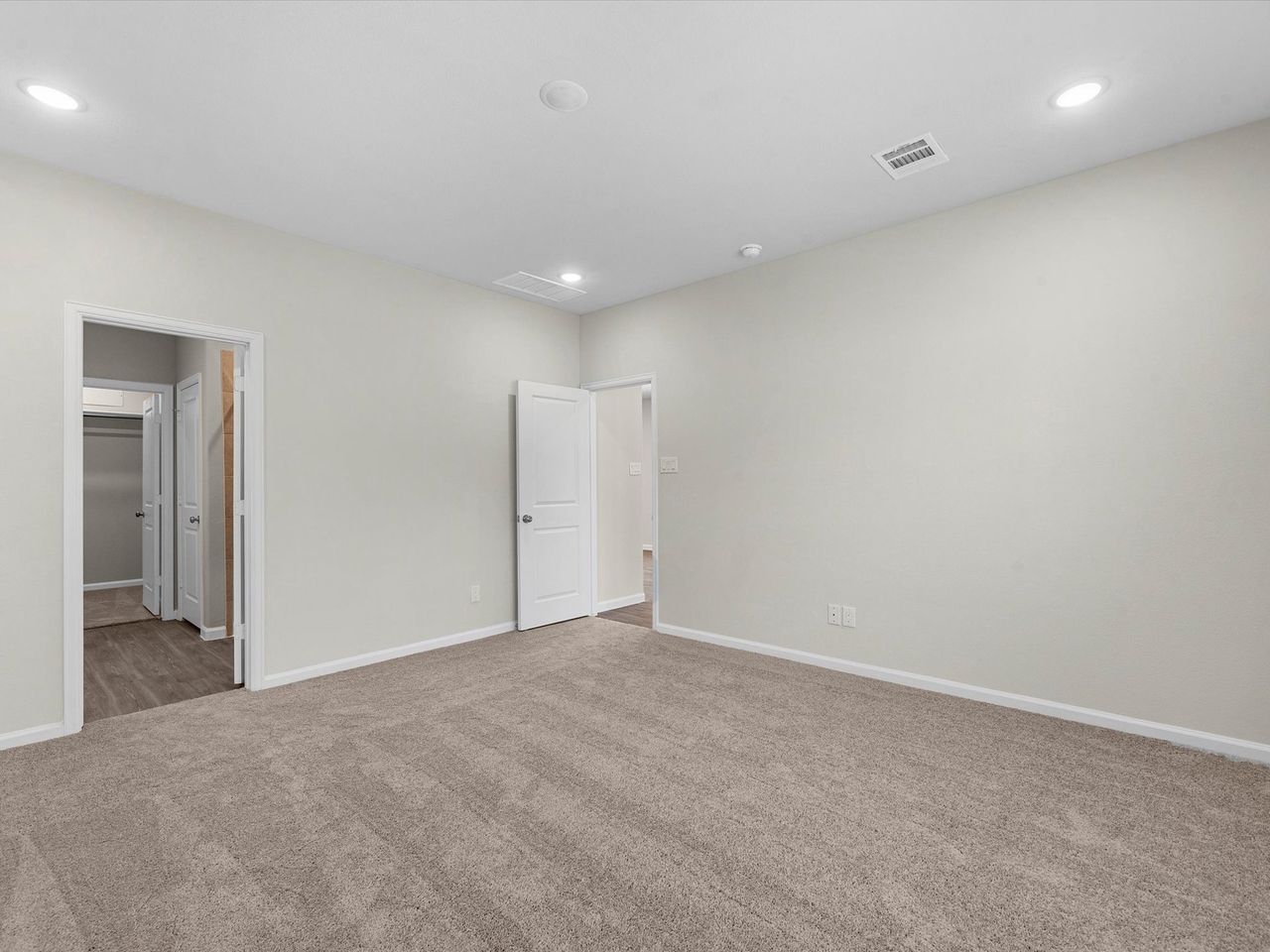 Spacious, unfurnished interior of a new home in Maple Heights, Porter (Image 2).