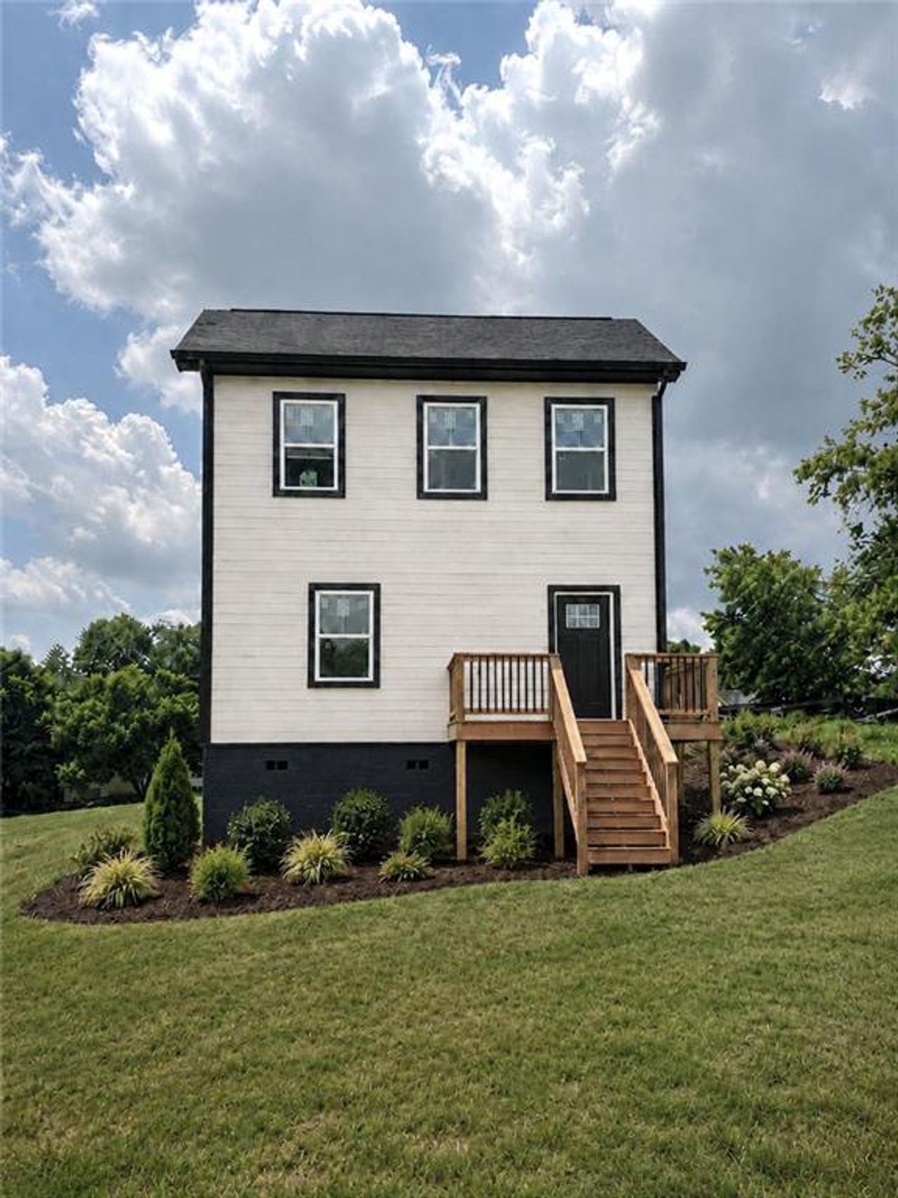 Exterior details and patio area of a home in , Dahlonega (Image 2).