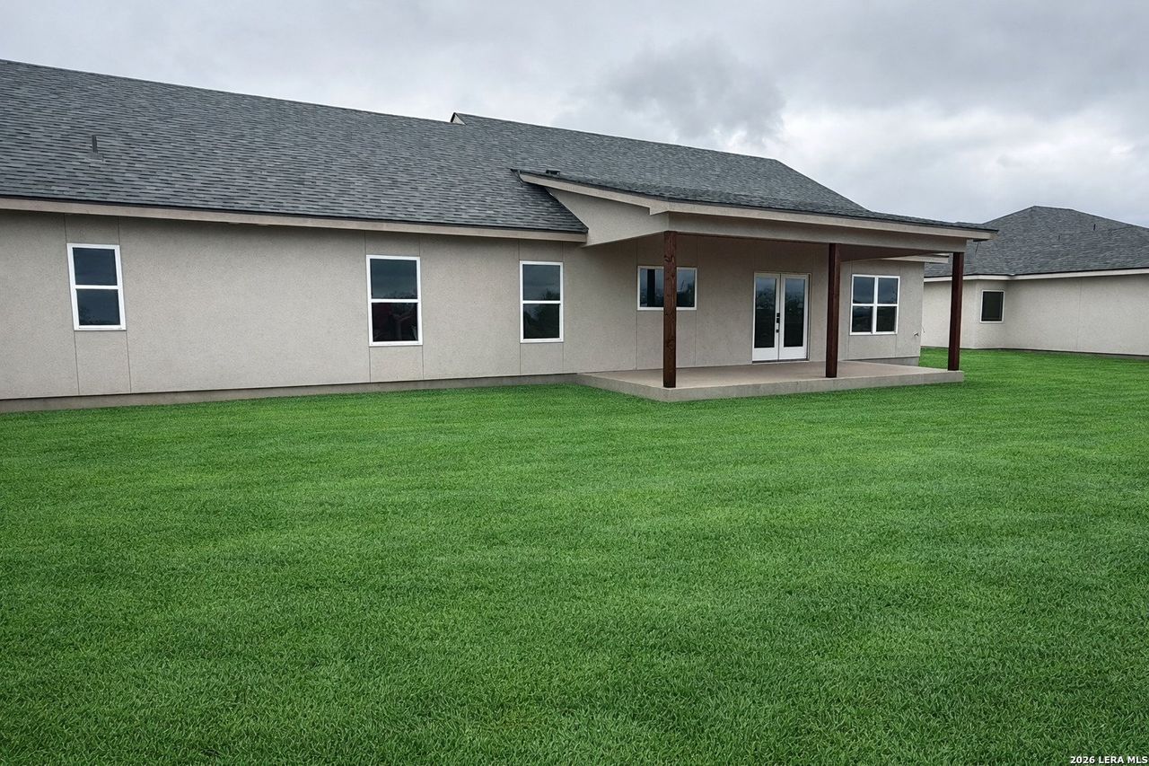 Exterior details and patio area of a home in , Hondo (Image 2).
