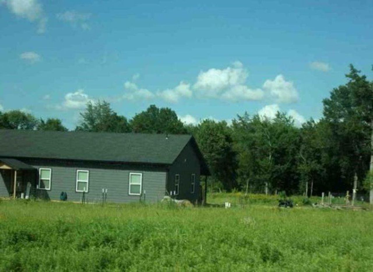 Exterior details and patio area of a home in , Teague (Image 2).