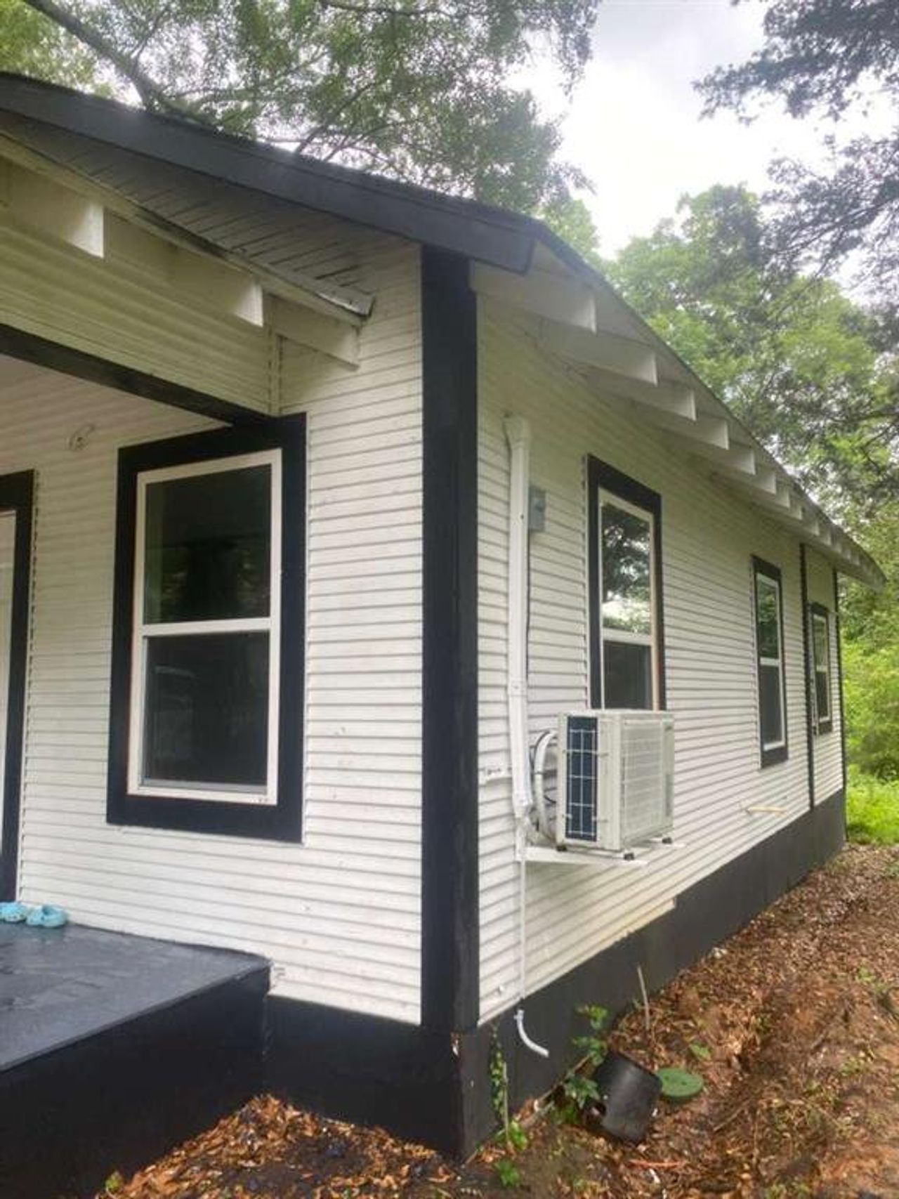 Exterior details and patio area of a home in , Texarkana (Image 2).