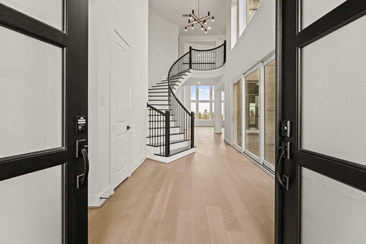 Spacious, unfurnished interior of a new home in Cross Creek Ranch 45' 70', Fulshear (Image 2).