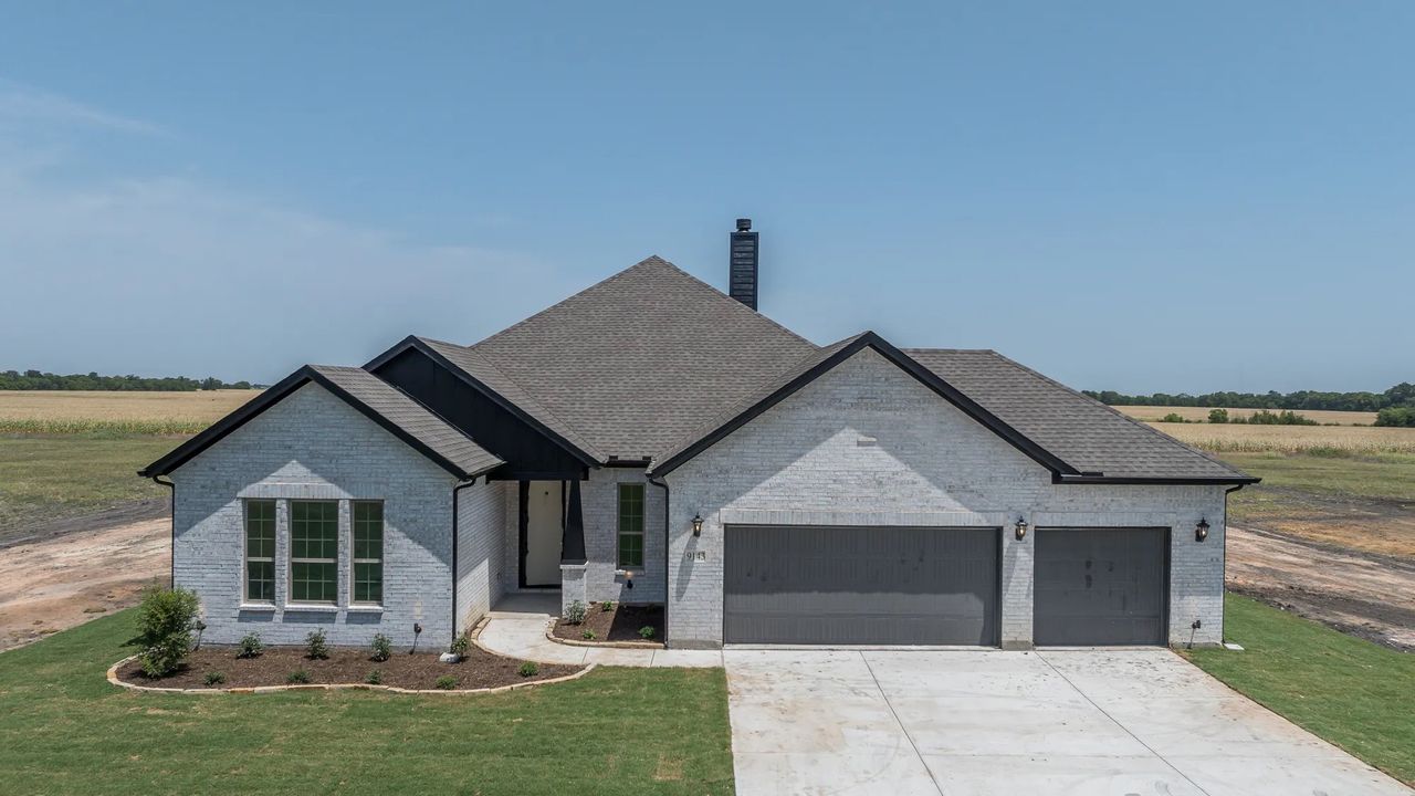 Front exterior of a home in the Sister Grove community, located in Van Alstyne, TX (Image 2).