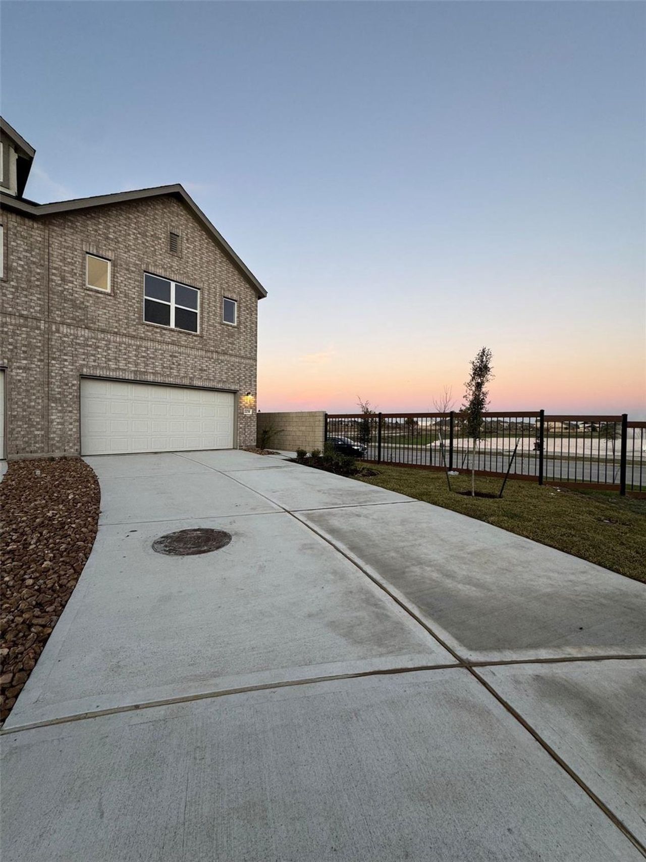 Exterior details and patio area of a home in Sierra Vista, Rosharon (Image 2).