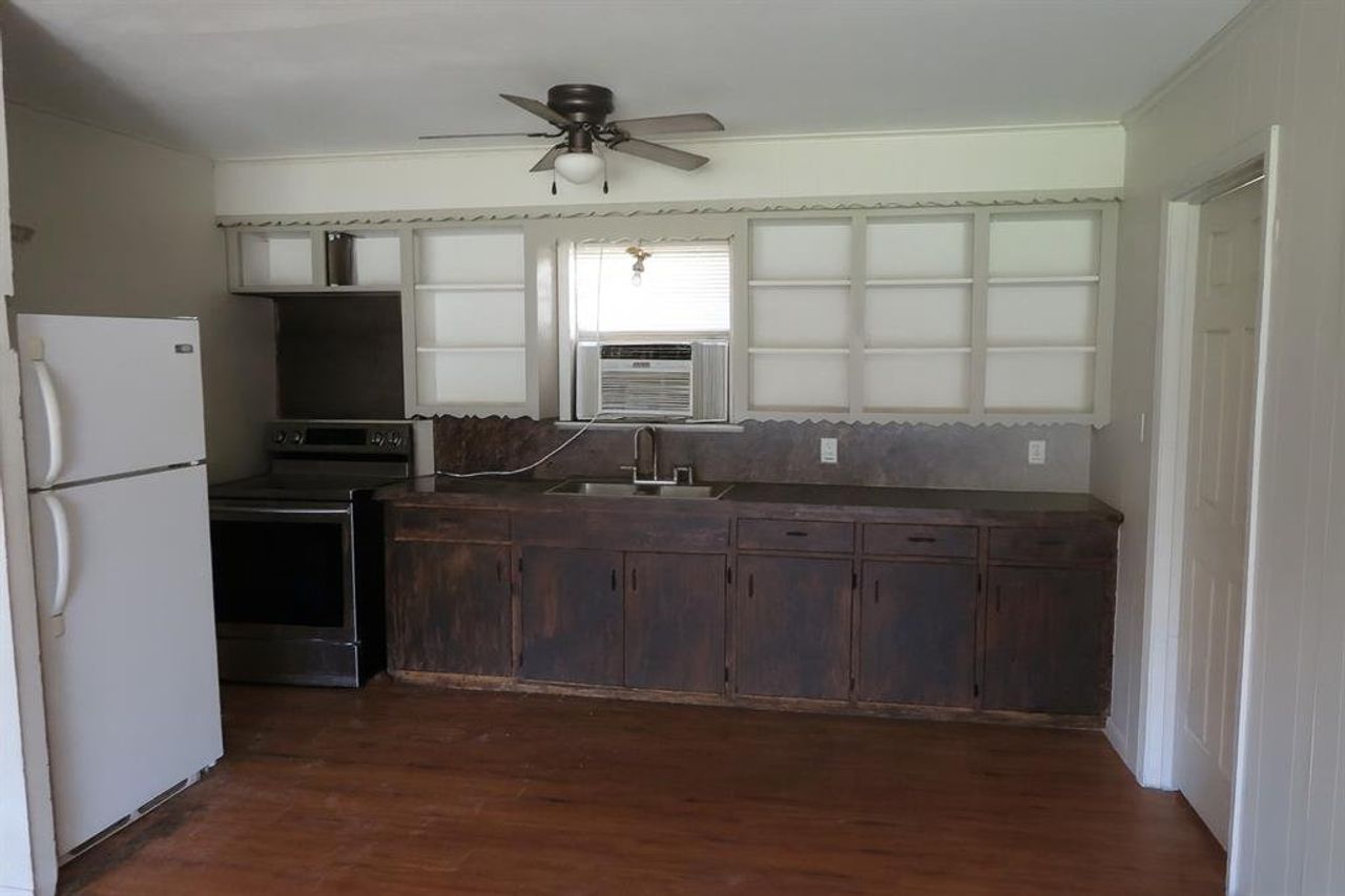 Furnished interior view inside a new home in , Mineola (Image 2).