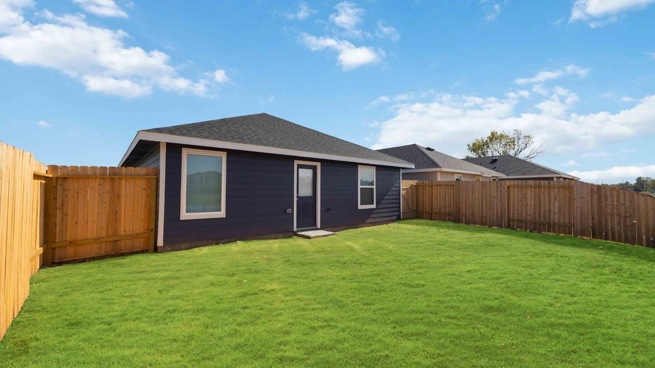 Exterior details and patio area of a home in Garver Heights, Houston (Image 2).