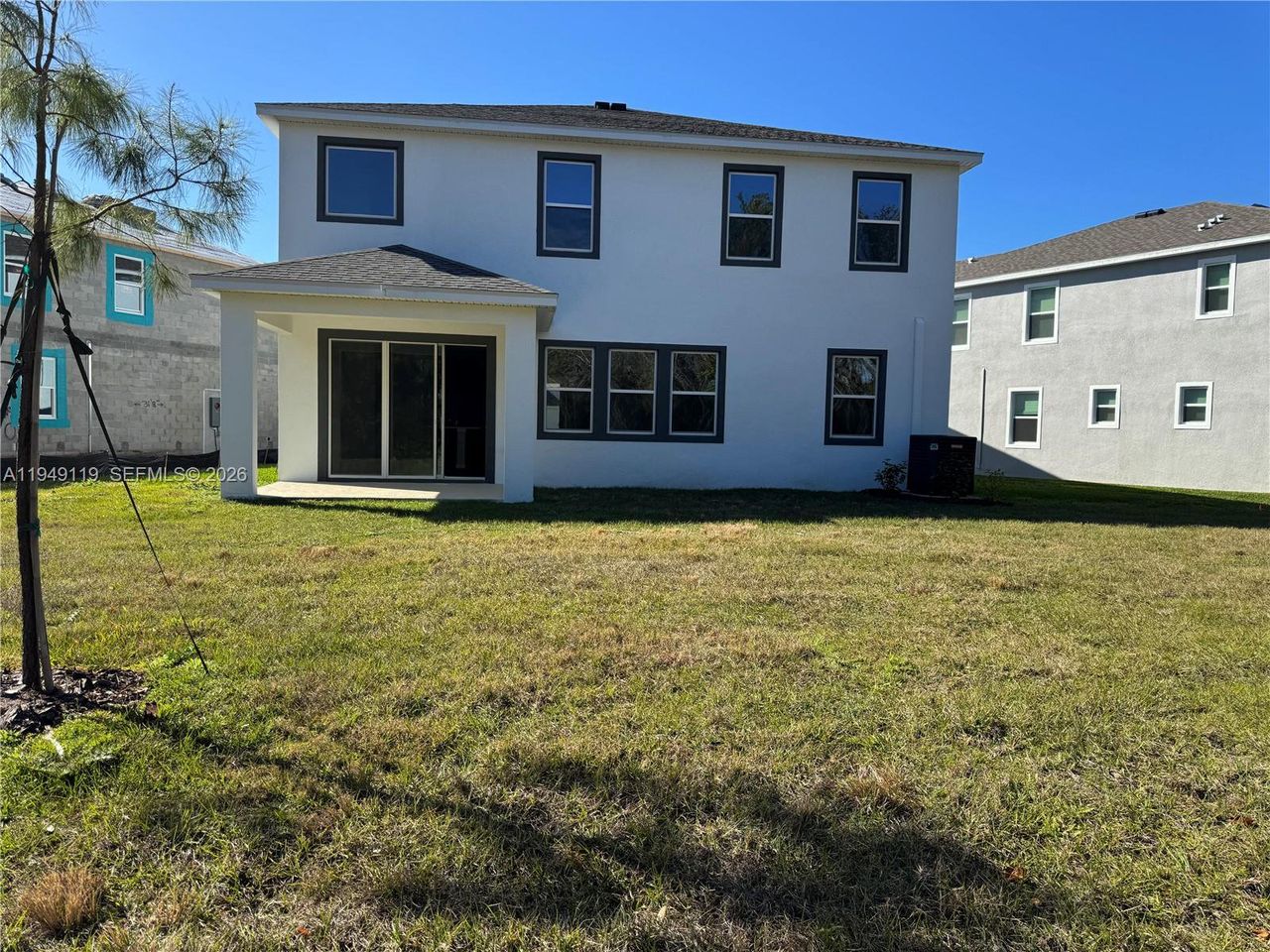 Exterior details and patio area of a home in , Land O' Lakes (Image 2).