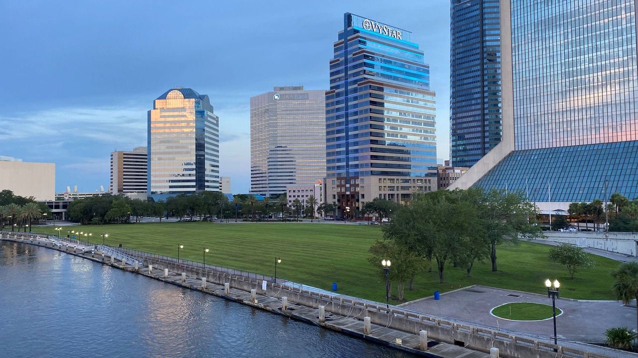 Condo located in Jacksonville, FL showcasing its design and architecture (Image 2).