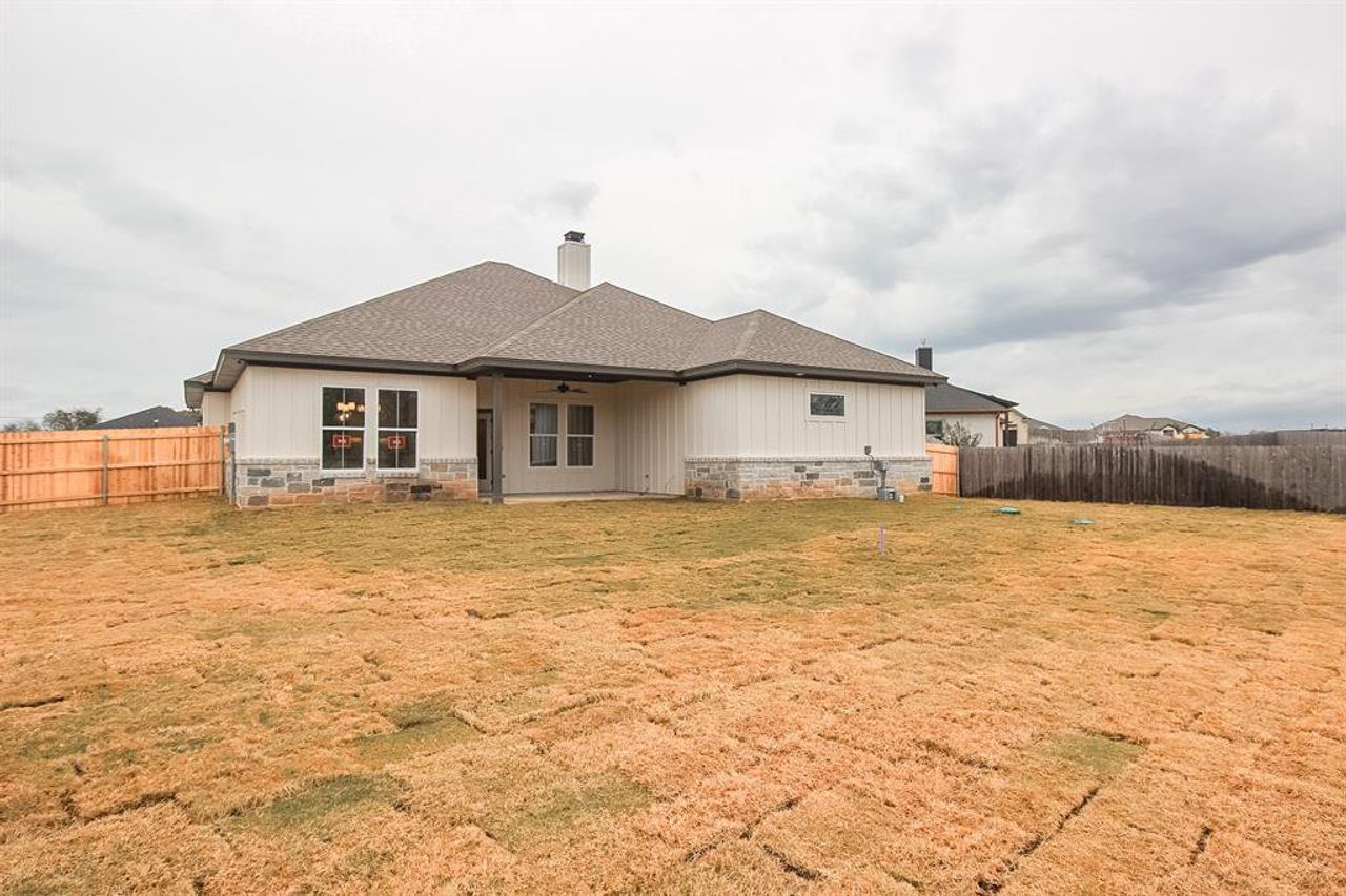 Exterior details and patio area of a home in , Lorena (Image 2).