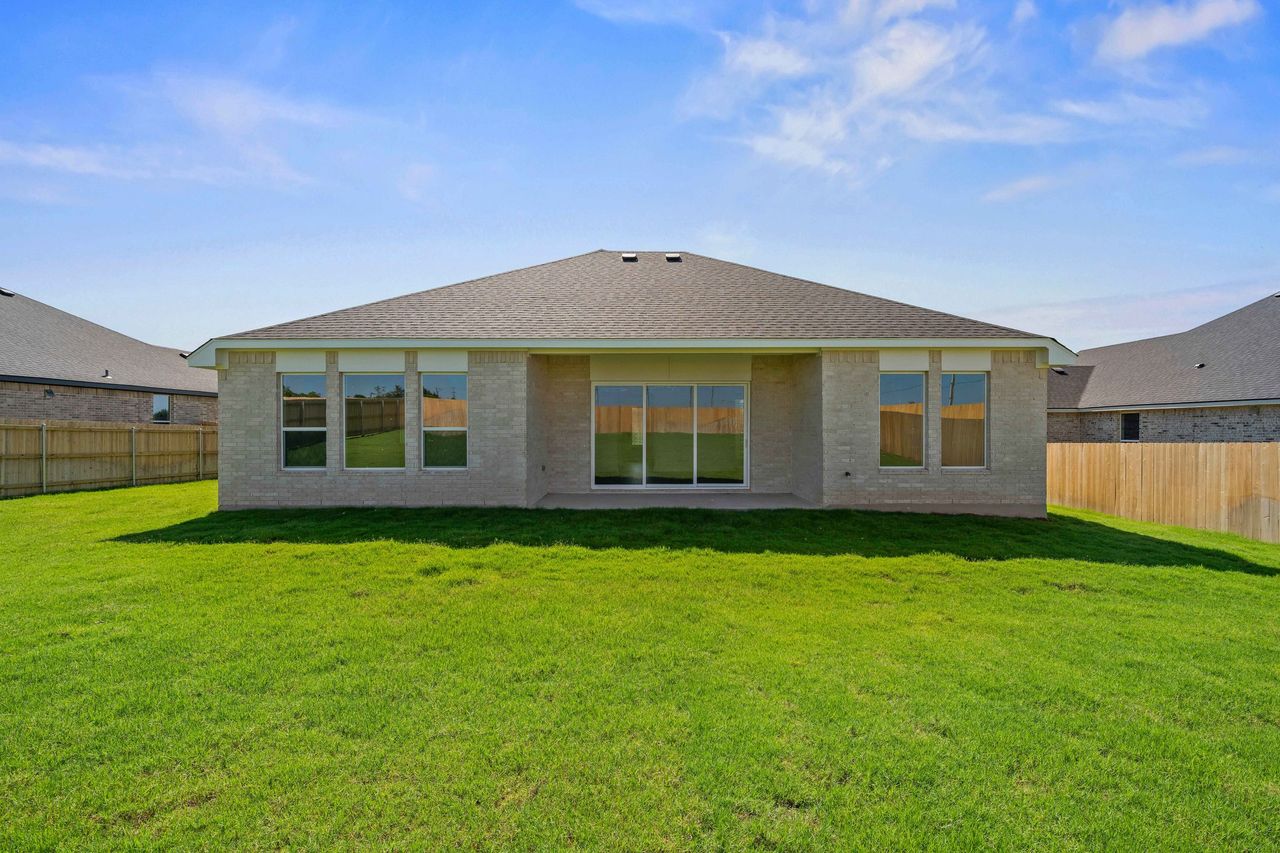 Exterior details and patio area of a home in Rosenthal Estates, Lorena (Image 2).