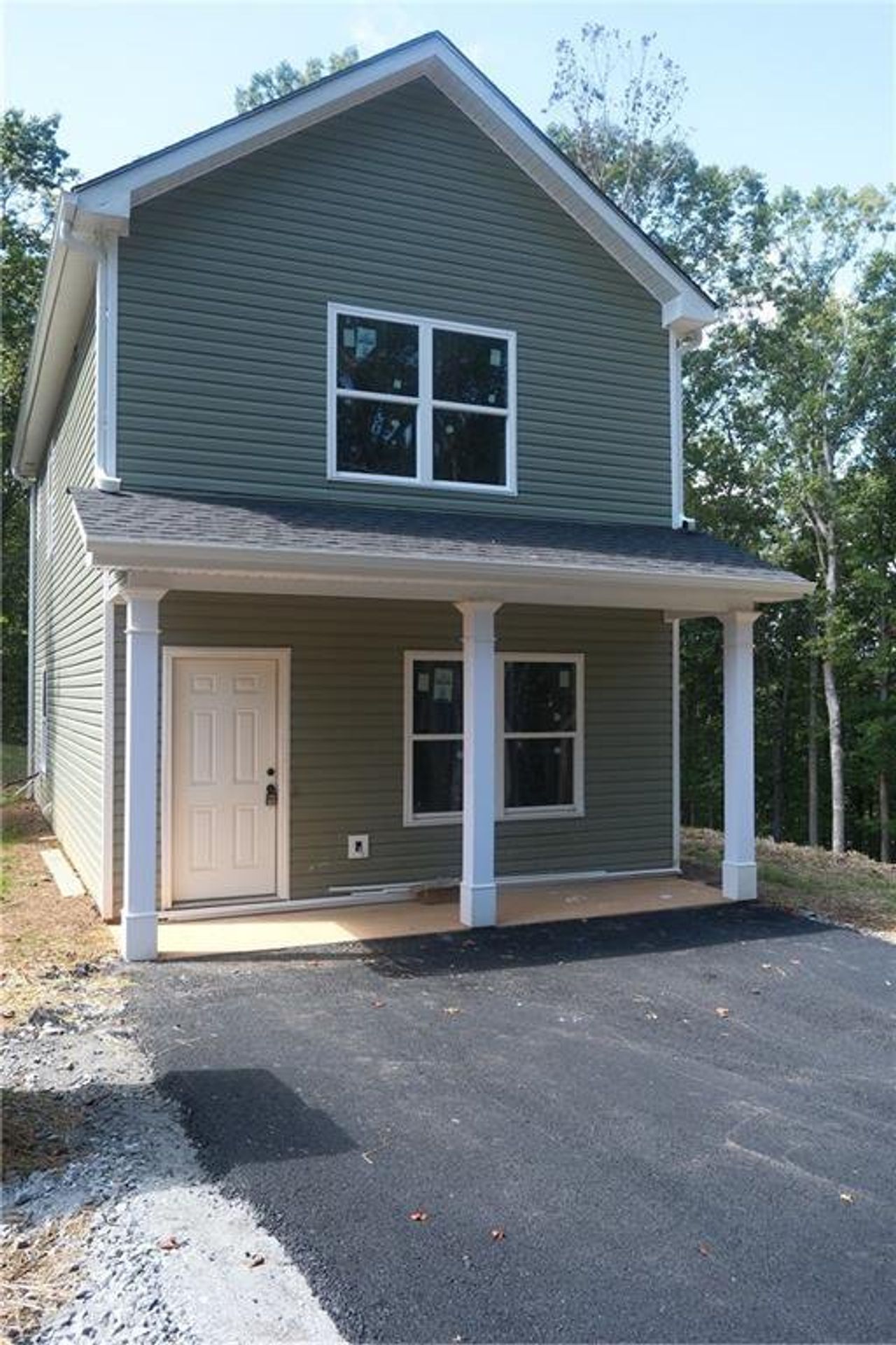 Exterior details and patio area of a home in , Gainesville (Image 2).