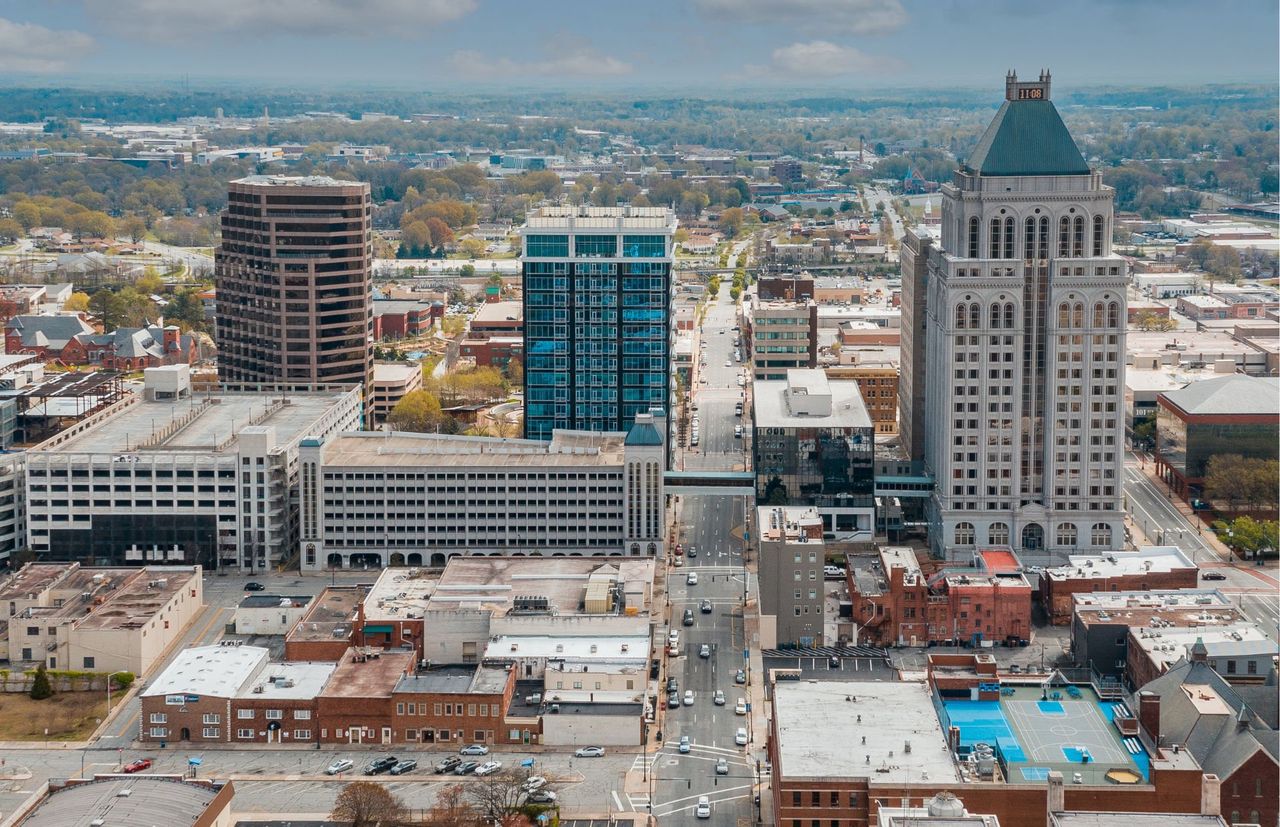 Condo located in McLeansville, NC showcasing its design and architecture (Image 2).