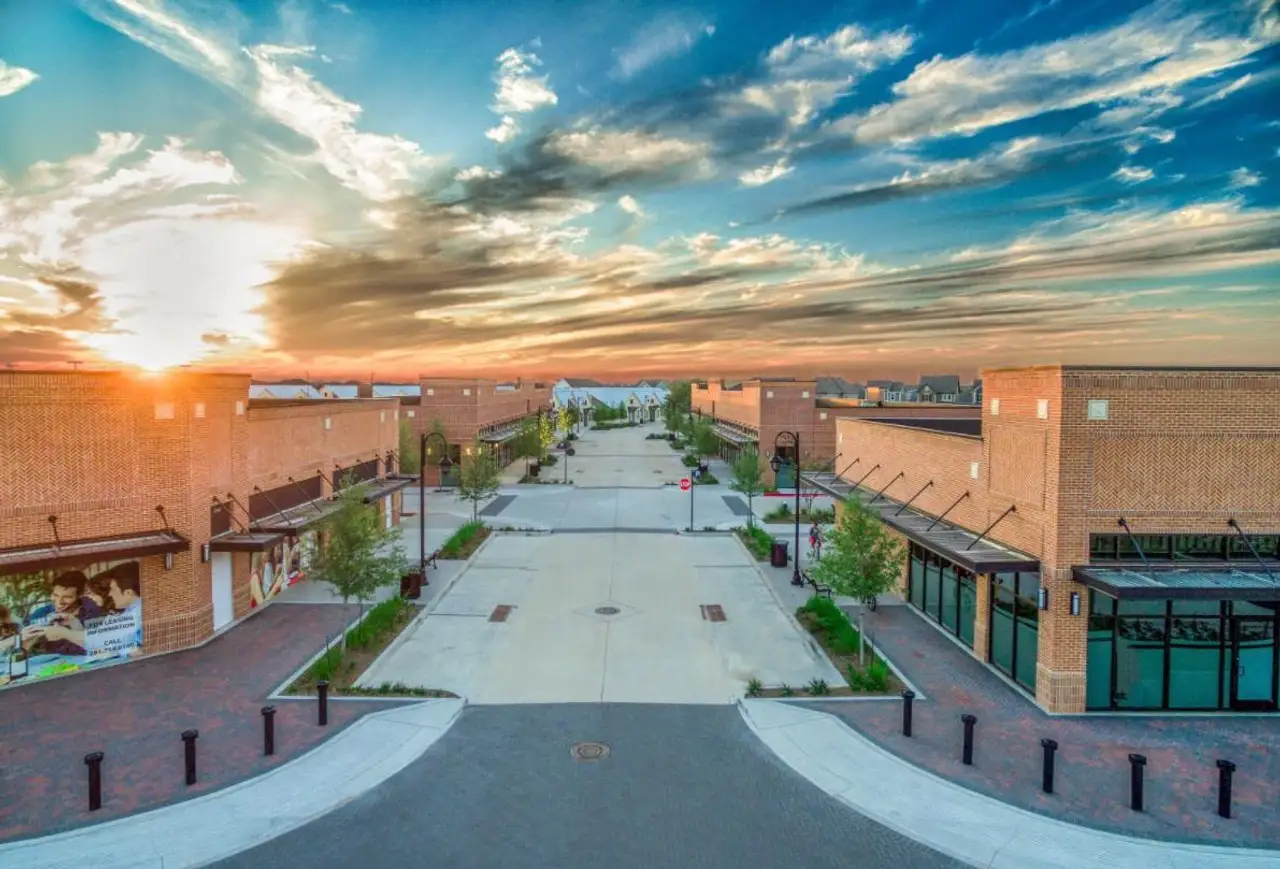 Community amenities in , Cypress (Image 2).