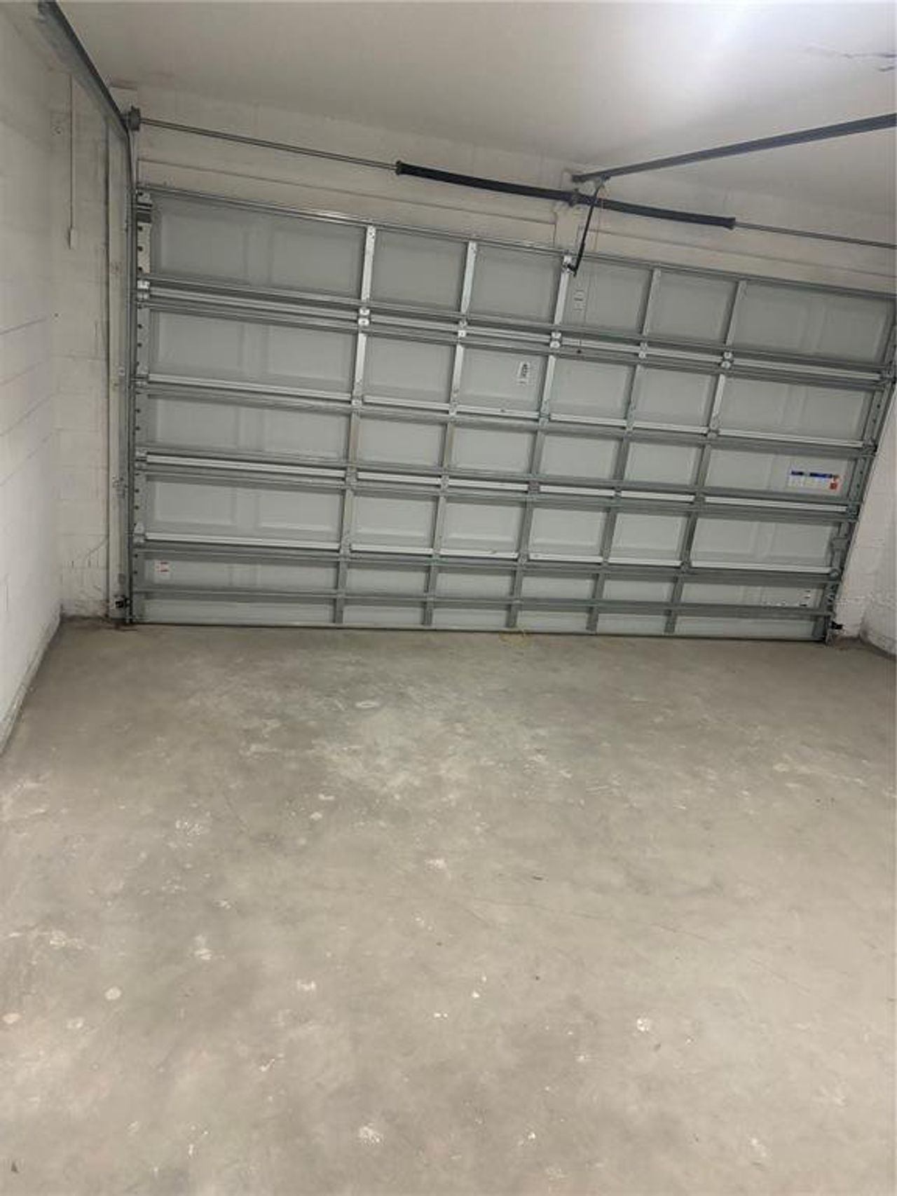 Spacious, unfurnished interior of a new home in , Deland (Image 2).