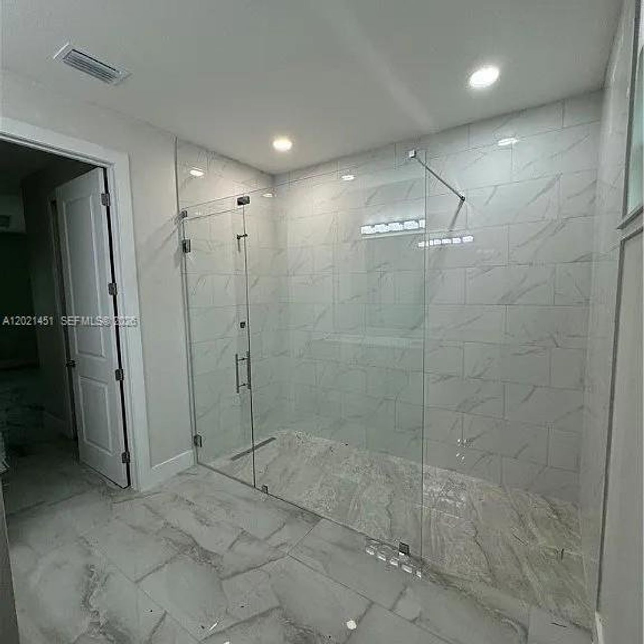 Spacious, unfurnished interior of a new home in , Lehigh Acres (Image 2).