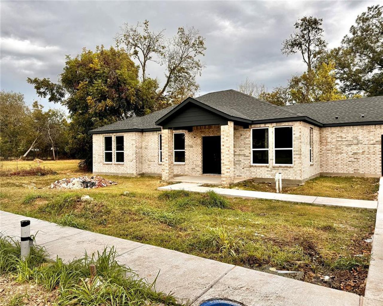 Exterior details and patio area of a home in , Terrell (Image 2).