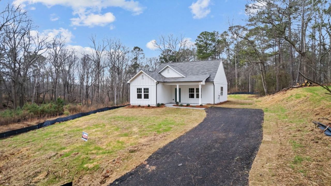 Exterior details and patio area of a home in Clemit Harris Place, Newnan (Image 2).