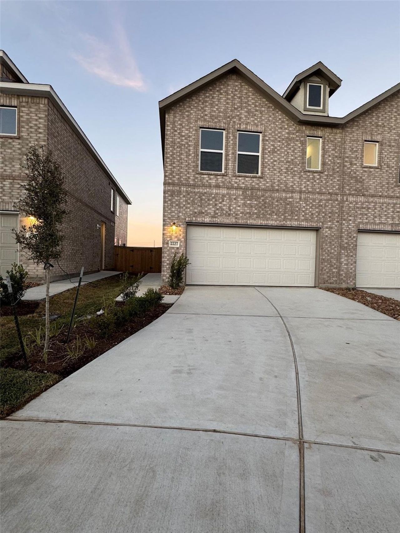 Front exterior of a new home in Sierra Vista, Rosharon, TX, highlighting curb appeal (Image 2).