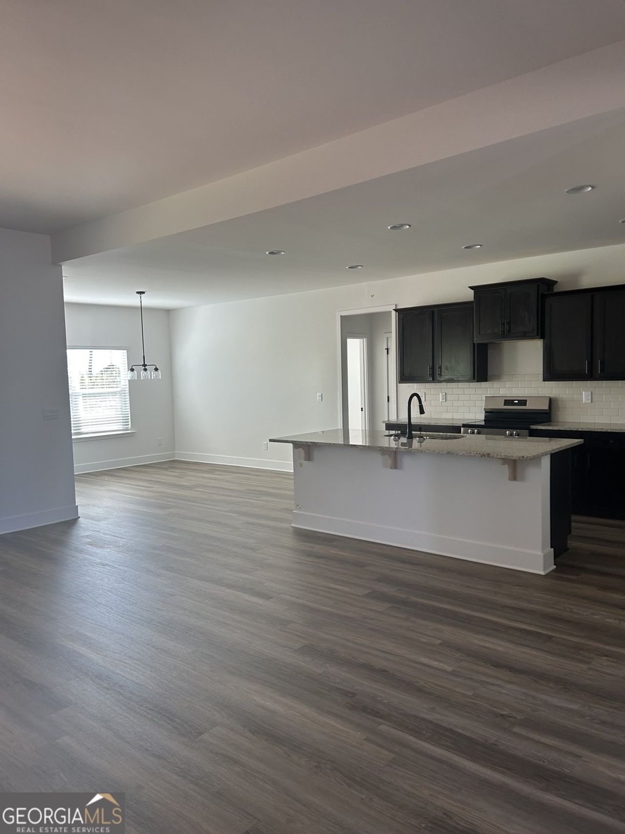 Spacious, unfurnished interior of a new home in Barrington Place, Macon (Image 2).