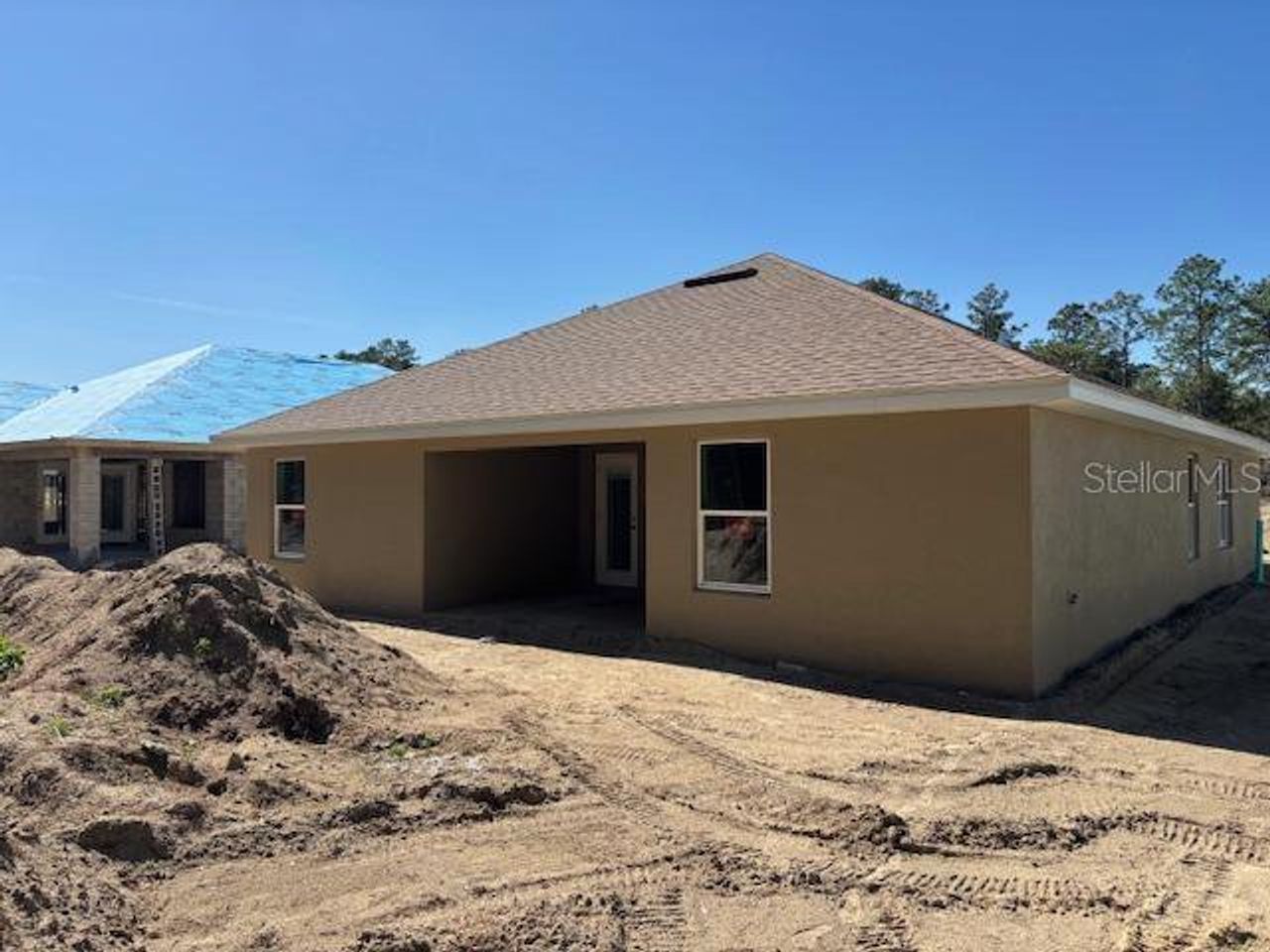 Exterior details and patio area of a home in Juliette Falls, Dunnellon (Image 2).