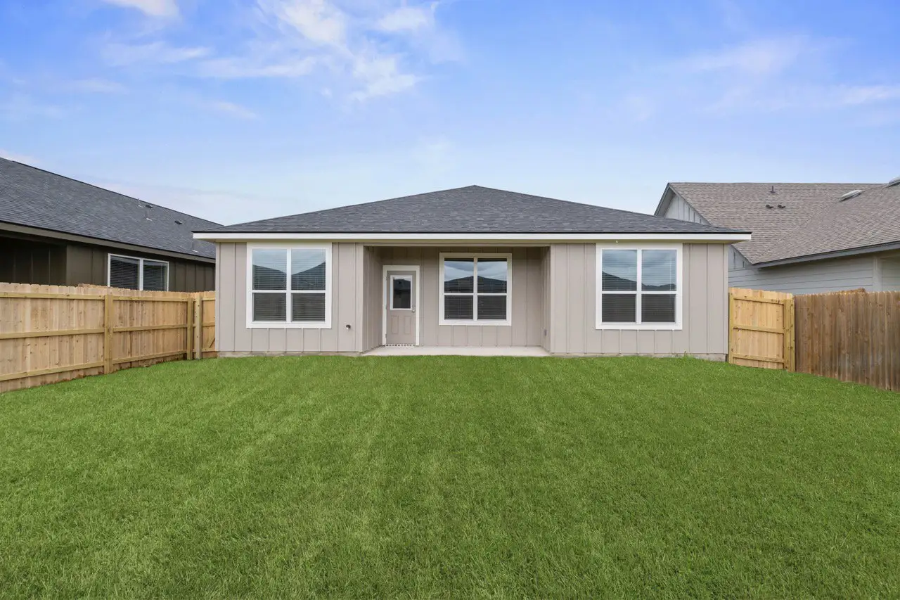 Exterior details and patio area of a home in Oak Ridge, Temple (Image 2).