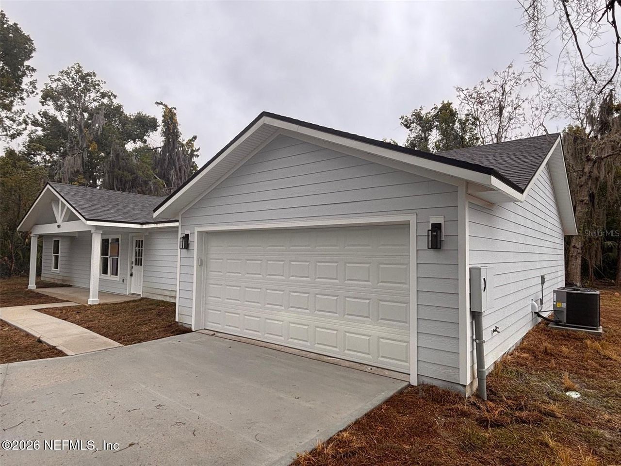 Exterior details and patio area of a home in , Palatka (Image 2).