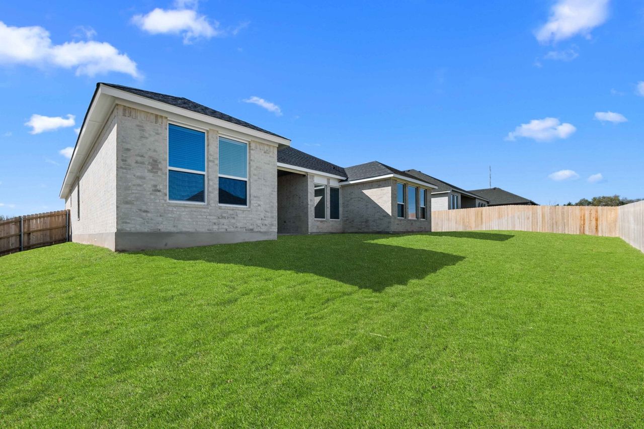 Exterior details and patio area of a home in Rosenthal Estates, Lorena (Image 2).