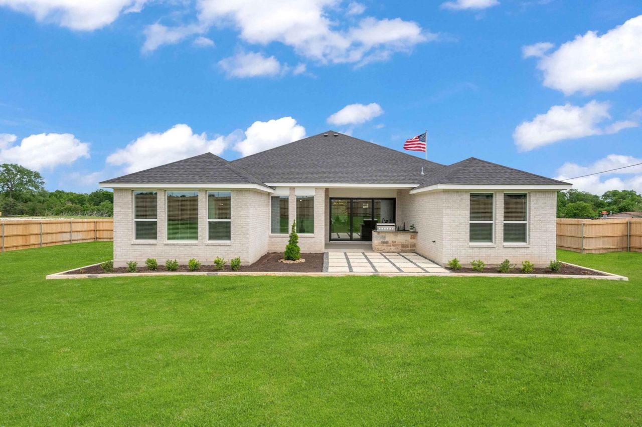 Exterior details and patio area of a home in Rosenthal Estates, Lorena (Image 2).