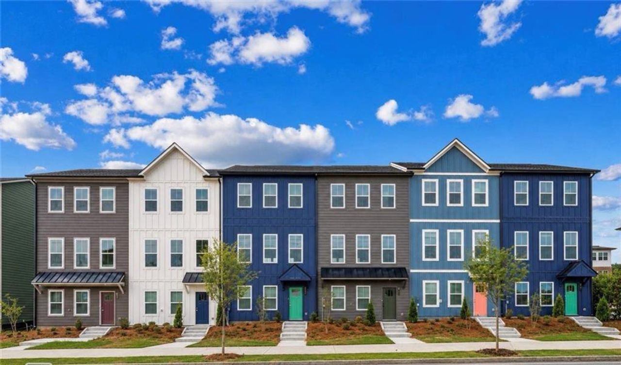 Condo located in Atlanta, GA showcasing its design and architecture (Image 2).
