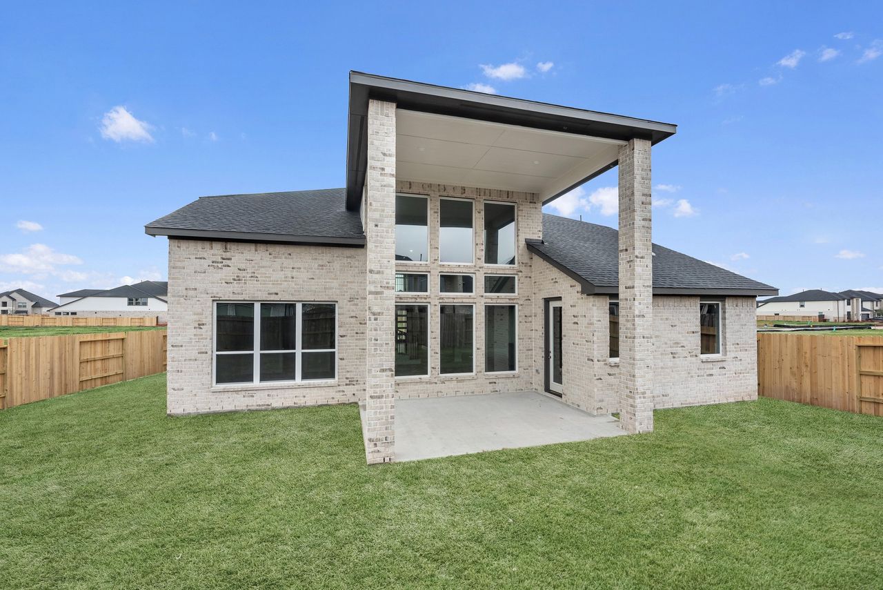 Exterior details and patio area of a home in Candela, Richmond (Image 2).